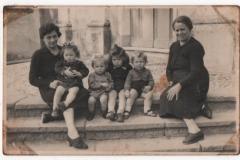 2023_16_5_piazza-ziona-1944-con-Erio-e-Enedina